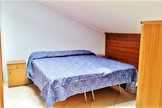 Graziosa mansardina arredata in residence con piscina a 50 mt dal mare