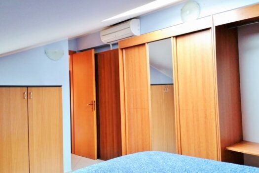 Graziosa mansardina arredata in residence con piscina a 50 mt dal mare