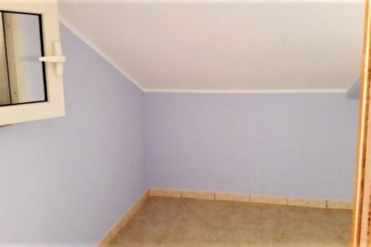 Graziosa mansardina arredata in residence con piscina a 50 mt dal mare