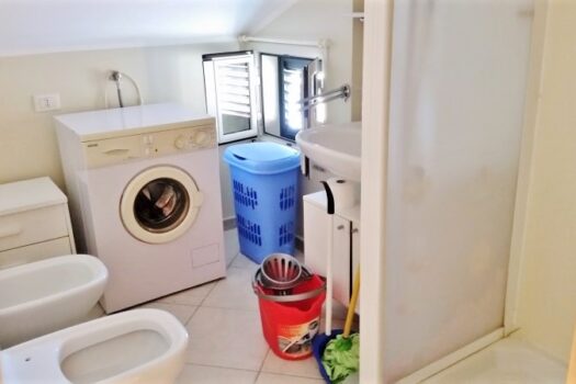 Graziosa mansardina arredata in residence con piscina a 50 mt dal mare