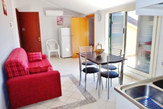 Grazioso bivani con mansarda, garage e p.auto all’interno di un residence con piscina a 50 mt dal mare