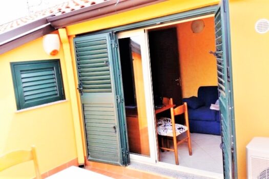 Graziosa mansardina arredata in residence con piscina a 50 mt dal mare