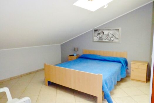 Grazioso bivani con mansarda, garage e p.auto all’interno di un residence con piscina a 50 mt dal mare