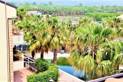 Graziosa mansardina arredata in residence con piscina a 50 mt dal mare