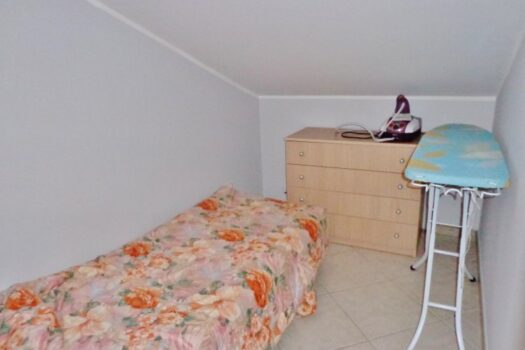 Grazioso bivani con mansarda, garage e p.auto all’interno di un residence con piscina a 50 mt dal mare