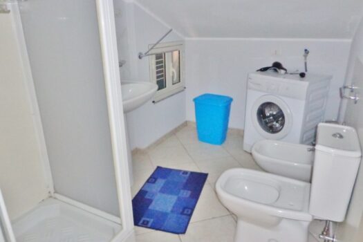 Grazioso bivani con mansarda, garage e p.auto all’interno di un residence con piscina a 50 mt dal mare