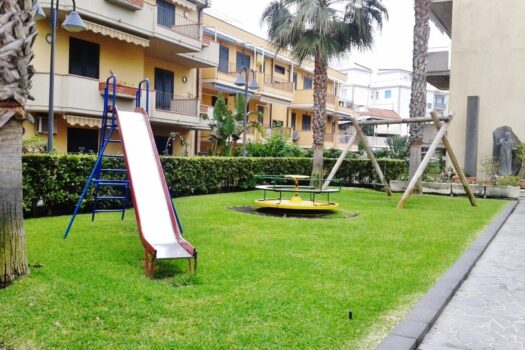 Grazioso bivani con garage all’interno di un residence con piscina a 50 mt dal mare