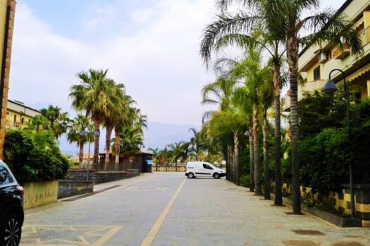 Graziosa mansardina arredata in residence con piscina a 50 mt dal mare