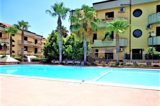 Grazioso bivani con mansarda, garage e p.auto all’interno di un residence con piscina a 50 mt dal mare