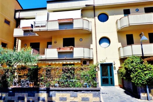 Graziosa mansardina arredata in residence con piscina a 50 mt dal mare