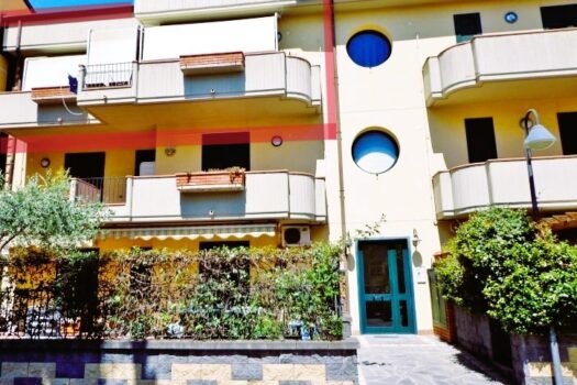 Grazioso bivani con mansarda, garage e p.auto all’interno di un residence con piscina a 50 mt dal mare