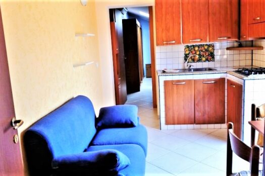 Graziosa mansardina arredata in residence con piscina a 50 mt dal mare