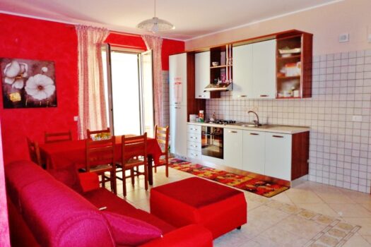 Grazioso bivani con mansarda, garage e p.auto all’interno di un residence con piscina a 50 mt dal mare