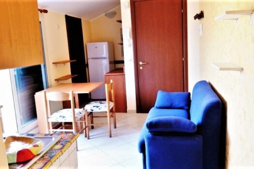 Graziosa mansardina arredata in residence con piscina a 50 mt dal mare