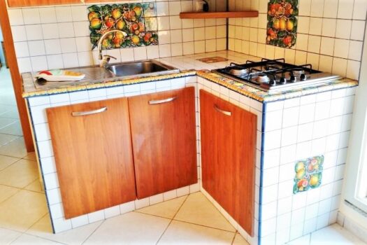 Graziosa mansardina arredata in residence con piscina a 50 mt dal mare