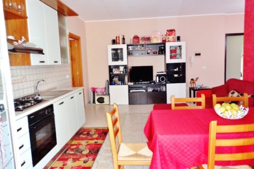 Grazioso bivani con mansarda, garage e p.auto all’interno di un residence con piscina a 50 mt dal mare