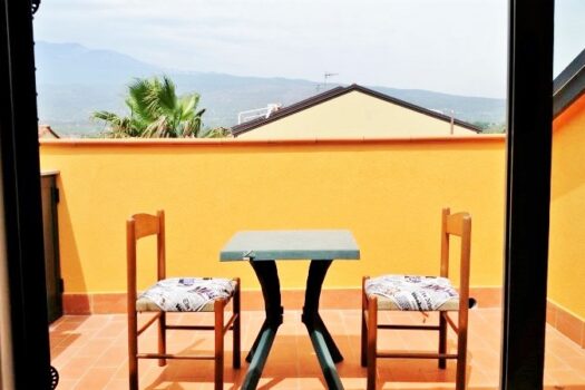 Graziosa mansardina arredata in residence con piscina a 50 mt dal mare