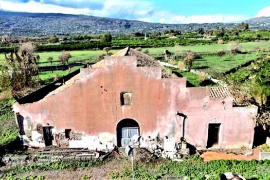 Antico casale con progetto approvato e 4000 mq di terreno a 700 mt dal mare