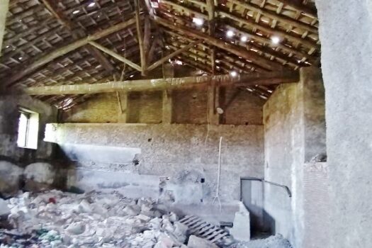 Antico casale con progetto approvato e 4000 mq di terreno a 700 mt dal mare