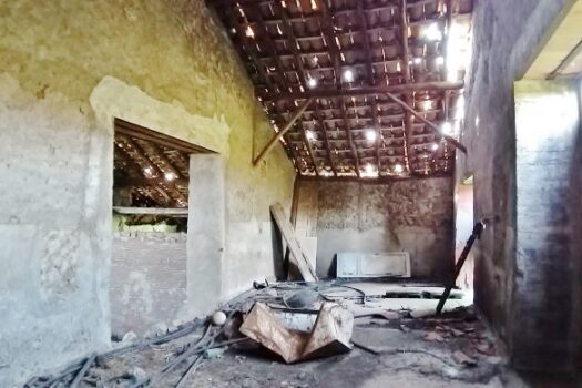 Antico casale con progetto approvato e 4000 mq di terreno a 700 mt dal mare