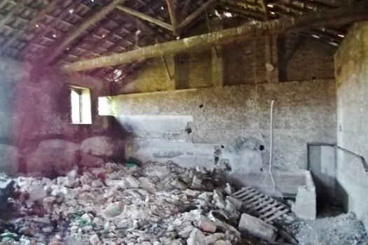 Antico casale con progetto approvato e 4000 mq di terreno a 700 mt dal mare