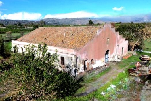 Antico casale con progetto approvato e 4000 mq di terreno a 700 mt dal mare