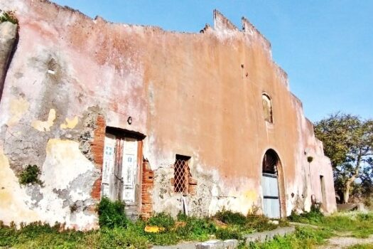 Antico casale con progetto approvato e 4000 mq di terreno a 700 mt dal mare