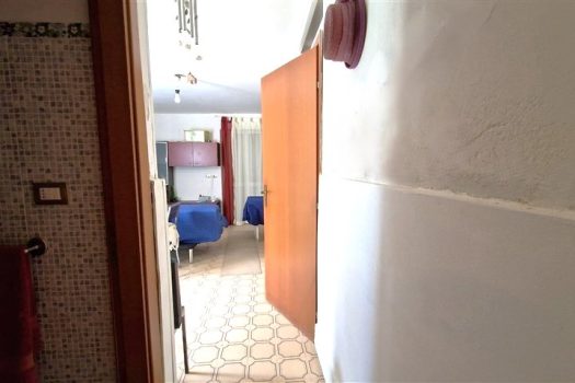 Bivani da rimodernare con particolare ed esclusiva posizione sulla spiaggia