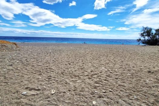 Bivani da rimodernare con particolare ed esclusiva posizione sulla spiaggia
