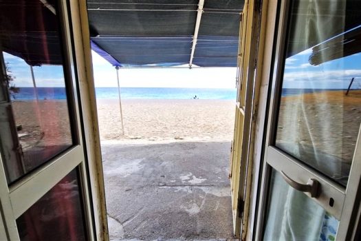 Bivani da rimodernare con particolare ed esclusiva posizione sulla spiaggia