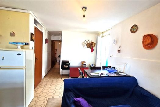 Bivani da rimodernare con particolare ed esclusiva posizione sulla spiaggia