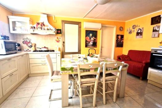 Casa in centro storico del paese con piccolo terrazzino