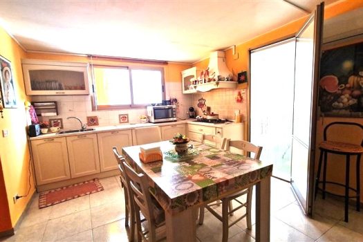 Casa in centro storico del paese con piccolo terrazzino