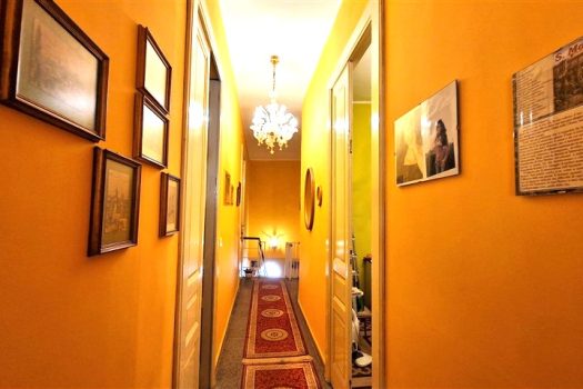 Casa in centro storico del paese con piccolo terrazzino