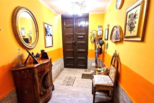 Casa in centro storico del paese con piccolo terrazzino