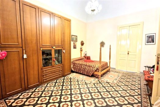 Casa in centro storico del paese con piccolo terrazzino