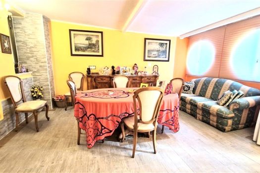 Casa in centro storico del paese con piccolo terrazzino