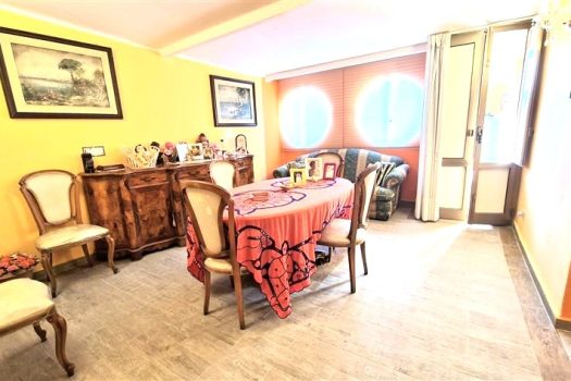 Casa in centro storico del paese con piccolo terrazzino