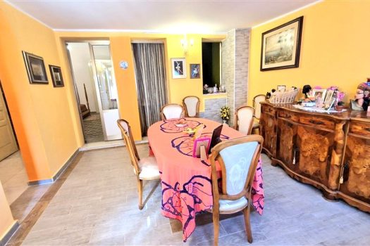 Casa in centro storico del paese con piccolo terrazzino