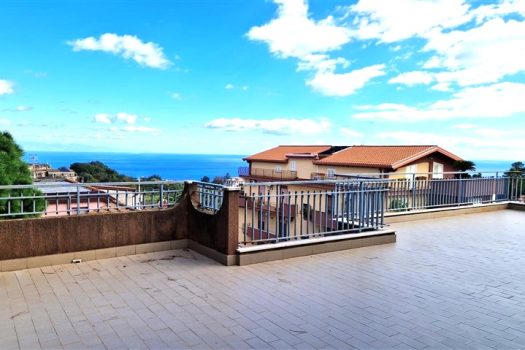 Luminoso attico con terrazza con meravigliosa vista mare e garage