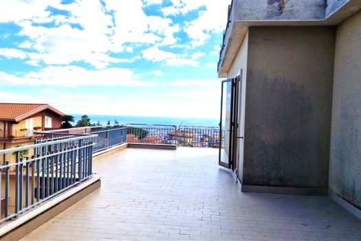 Luminoso attico con terrazza con meravigliosa vista mare e garage