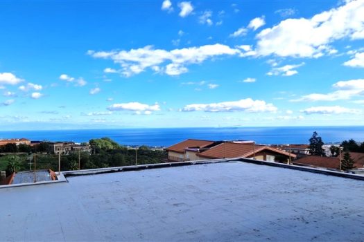 Luminoso attico con terrazza con meravigliosa vista mare e garage