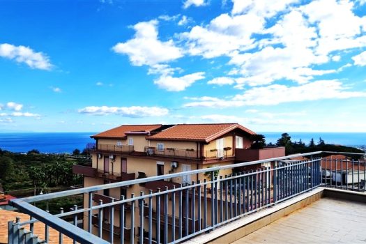 Luminoso attico con terrazza con meravigliosa vista mare e garage