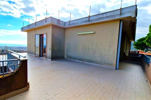 Luminoso attico con terrazza con meravigliosa vista mare e garage
