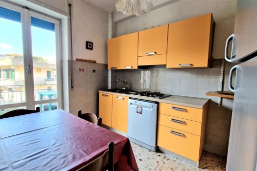 Ampio e luminoso 3 vani a 30 metri dal mare ed al centro del paese