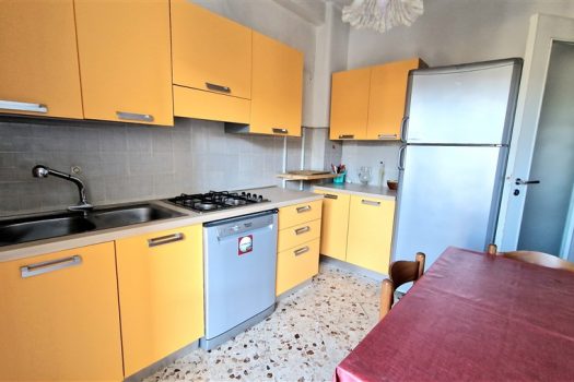 Ampio e luminoso 3 vani a 30 metri dal mare ed al centro del paese