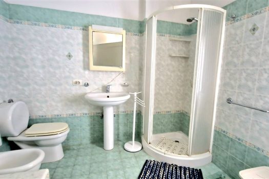 Ampio e luminoso 3 vani a 30 metri dal mare ed al centro del paese