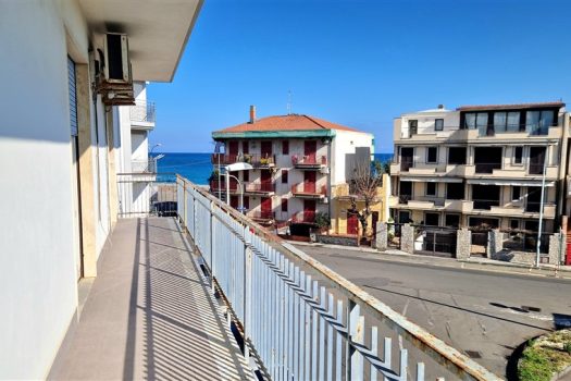 Ampio e luminoso 3 vani a 30 metri dal mare ed al centro del paese