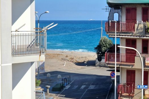 Ampio e luminoso 3 vani a 30 metri dal mare ed al centro del paese