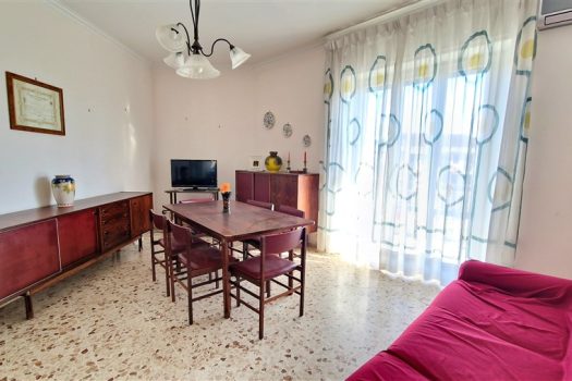 Ampio e luminoso 3 vani a 30 metri dal mare ed al centro del paese